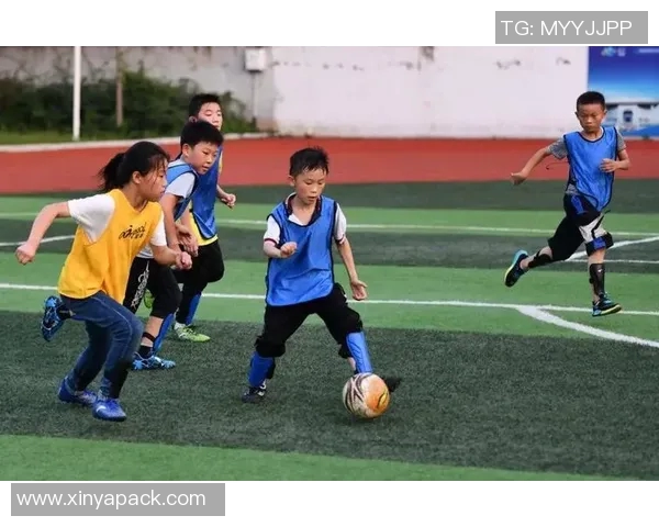 女生与足球明星连线互动视频展现青春活力与梦想追逐